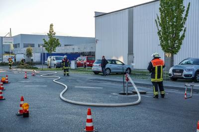 Wendlingen: Container Brand in einer Firma - Feuerwehr mehrere Stunden im Einsatz